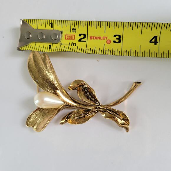 Vintage M Jent Brooch Women's Faux Pearl Textural Gold Tone Floral Signed - Picture 7 of 8